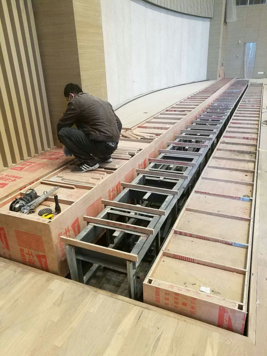 潍坊四中合唱台阶.jpg